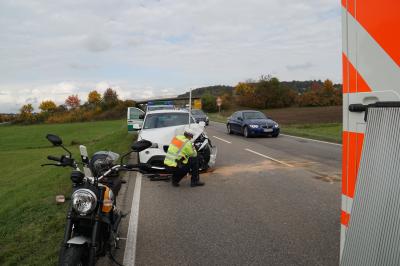 RTW auf Einsatzfahrt  verunglueckt auf der B295 bei Renningen 